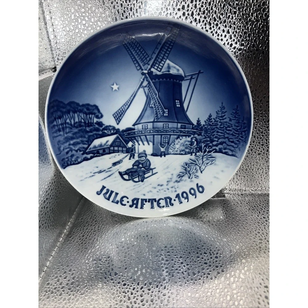 1966 Royal Copenhagen Collector's Christmas Plate‎ – Home for Christmas